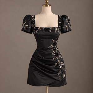 Robe mini élégante en satin noir avec applications de paillettes, perles, broderies florales, col carré, manches courtes, robe moulante asymétrique pour club - Product Image 3