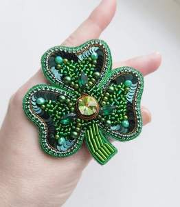 Broche Fleur Arc-en-ciel à Sept Pétales en Verre, Perles de Rocaille, Strass et Broderie – Épingle Décorative pour Vêtements, Sacs et Chapeaux - Product Image 5