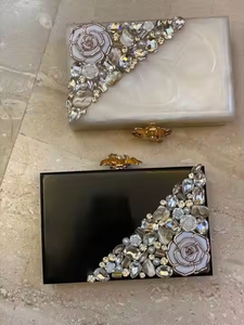 Mini bolso de mano de resina de la India con cadenas de perlas y decoraciones florales, perfecto para bodas y fiestas. - Product Image 4