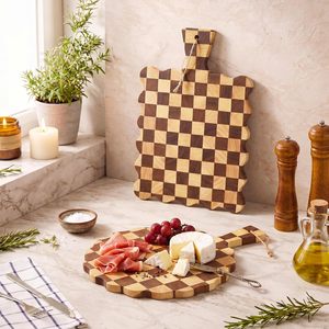 Lot de 2 planches à découper en bois à motif damier festonné avec poignée, bord ondulé en bois de bout, planche de service pour pain, vente en gros - Product Image 2