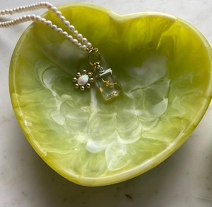 Plateau en résine fait main de haute qualité en forme de cœur, parfait pour le rangement de bijoux, la décoration de coiffeuse, les solutions de présentation de cadeaux de mariage et l'utilisation partout. - Product Image 1