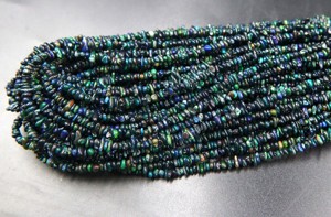 Perles de pierres précieuses d'opale éthiopienne noire naturelle multi-étincelles, copeaux d'opale noire lisses, forme non taillée, environ. 5x2 MM à 4 MM, longueur de 16 pouces - Product Image 4