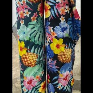 Impresiones digitales tropicales hermosas, coloridas y nítidas sobre tela de poliéster tejida de 44 pulgadas de ancho, listas para envío inmediato. - Product Image 1