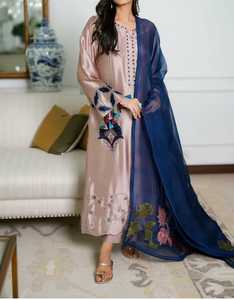 Nuevos y modernos vestidos de seda para mujer a los mejores precios y con MOQ bajo. Vestidos Shalwar Kameez a medida para mujer. - Product Image 4