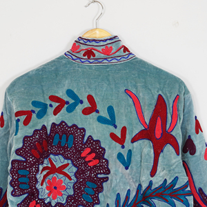 Chaqueta Acolchada Reversible Hecha a Mano con Terciopelo Tejido y Bordado, Ecológica, Cuello Redondo, Mangas Regulares, Estampado Floral, para Invierno y Otoño - Product Image 3