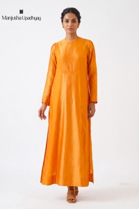 Robe de soirée longue pour femme, de créateur, avec col haut et accent de superposition structurée, fabriquée par un fabricant indien - Product Image 5