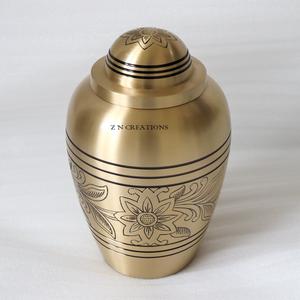 Urna Funeraria Tribanda de Latón Premium para Cenizas Humanas, Diseño Personalizado Hecho a Mano - Product Image 1