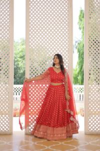 Tenue de mariage indienne exclusive pour femmes, lehenga choli avec dupatta en jacquard, richement brodée - Product Image 3