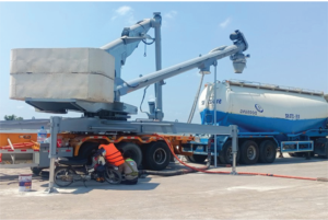 Déchargeur de ciment industriel construit avec un système de transfert fermé pour assurer une manutention des matériaux sans poussière - Product Image 2