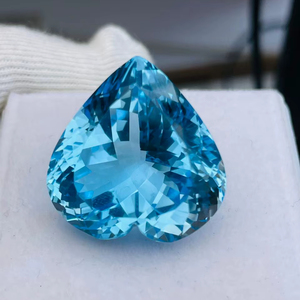 Topaze bleue naturelle, taille cœur, grande taille 62,59 carats, qualité AAA, lustre AAA, fabrication et polissage parfaits. - Product Image 5