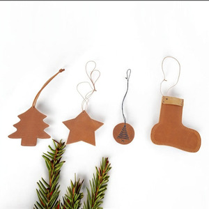 Boules, étoiles et chaussettes de Noël en cuir rouge faites à la main, décorations festives suspendues pour arbres de Noël - Product Image 2
