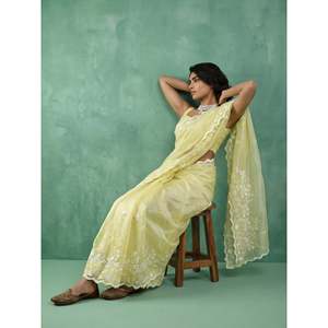 Sari en Soie Pure Chanda Elite Weaves avec Broderie Florale Élégante, Travaux Schiffli, Resham, Zari et Bordure Découpée – Idéal pour Mariages Indiens/Pakistanais - Product Image 3