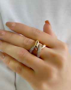 Bague de mariage en or style cubain avec moissanite taille ronde pavée, bague de fiançailles et de mariage en or massif 14 carats, bijou audacieux pour femme - Product Image 1