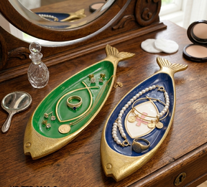 Bandeja para adornos artesanal de aluminio con forma de pez, con esmalte azul marino real, bordes de latón dorado y motivos simbólicos - Product Image 6