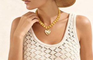 Collier religieux rond fait main en résine ILAHI, style artisanal folklorique, audacieux et accrocheur, accessoire de bijouterie DIY pour les passionnés de mode moderne - Product Image 6
