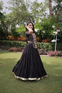 Conjunto Indio-Pakistaní Negro Bordado con Falda Plisada y Fruncida, Vestido Tradicional para Bodas y Festivales - Product Image 6