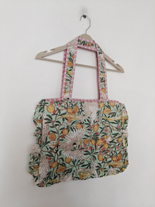 Housse d'ordinateur portable matelassée vert menthe Shree Balajee Garments Artisan Bird avec bretelles, élégante et protectrice - Product Image 3