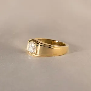 Anillo de compromiso de oro macizo con corte cojín, banda ancha y engaste de bisel, anillo de sello con diamante, oro amarillo, solitario moderno y robusto para hombre - Product Image 2