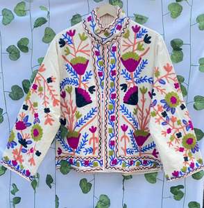 เสื้อแจ็คเก็ตปักลายดอกไม้ด้วยมือ – เสื้อแจ็คเก็ตกำมะหยี่สไตล์โบโฮสำหรับผู้หญิง – เสื้อโค้ทปักลายหลากสีสันแบบงานฝีมือ เสื้อคลุมบูติก - Product Image 1