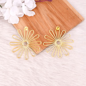 Boucles d'oreilles clous en laiton vintage faites à la main pour femmes, bijoux bohèmes uniques, idées cadeaux, boucles d'oreilles florales en laiton de haute qualité, commande en gros - Product Image 4