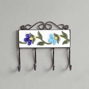 Porte-manteau mural rustique en métal avec motif floral en carreaux de céramique, 4 crochets pour le rangement des vêtements - Product Image 1