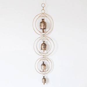 Guirlande de clochettes métalliques avec finition vieillie et accroche en corde naturelle pour la décoration de porte, porche, jardin, fenêtre et maison de campagne - Product Image 5