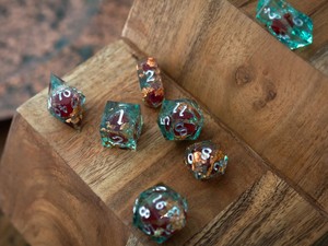 Juego de dados de resina hechos a mano, dados poliédricos multicolor, colores personalizados para juegos de mesa. - Product Image 6
