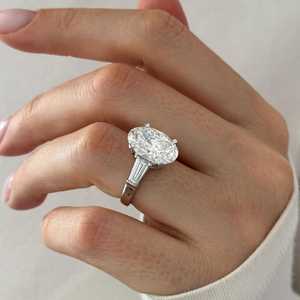 Énorme bague à trois pierres en diamant ovale de 6 carats, cultivé en laboratoire, E VVS2, en or blanc 18 carats, double halo caché, bague de fiançailles, certifiée IGI - Product Image 5