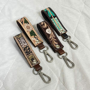 Nouveau porte-clés artisanal en cuir de vache véritable, gravé motif floral tournesol, avec fermoir mousqueton durable, idéal comme cadeau - Product Image 6