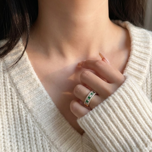 Bague Classique en Or Jaune 18 carats de Haute Qualité avec Diamants et Émeraudes pour Femme, Idéale pour Mariage et Anniversaire, Vente en Gros - Product Image 4