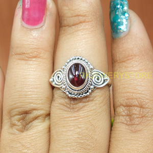 Anillo Artesanal de Plata de Ley 925 con Cabujón de Granate y Detalles en Latón, Diseño Espiral Bohemio Vintage, Anillo de Diseño para Mujer - Product Image 2