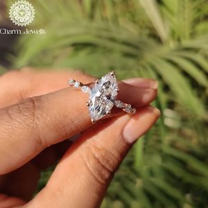 Anillo de Compromiso Charm Jewells con Moissanita Corte Cojín Certificada IGI, Chapado en Oro de 18K, Engaste de Garras, Anillo de Boda Clásico para Mujer, 3g - Product Image 4