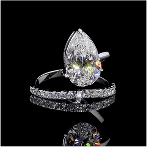 Bague solitaire en or blanc avec diamant de laboratoire taille poire, design haut de gamme, sertie pavé, certifiée IGI. - Product Image 1