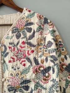 Chaqueta de algodón acolchada con patchwork: Abrigo reversible bohemio hecho a mano - Product Image 2
