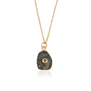 Collier avec pendentif en labradorite naturelle irrégulière et flashy, serti de micro-cristaux de zirconium, sur chaîne en or plaqué or, idéal comme cadeau pour une demoiselle d'honneur. - Product Image 1