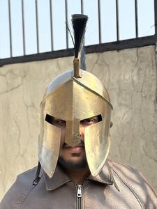 Casque Spartan en laiton finition antique avec plume, casque d'armure portatif de guerrier grec pour reconstitution historique et cosplay - Product Image 2