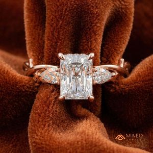 Anillo de compromiso clásico de oro rosa de 14K con diamante de corte radiante, tallo dividido y engaste de piedra marquesa. - Product Image 1