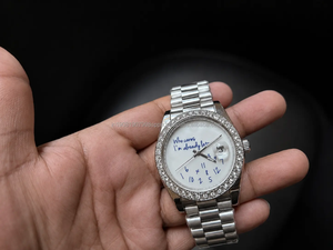 Reloj de Cuarzo para Hombre de Acero Inoxidable Premium con Elegante Diseño de Esfera en Inglés Escrito a Mano - Product Image 1