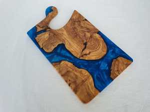 Planche à découper artisanale en bois d'acacia et résine époxy, élégante et de qualité supérieure, pour la préparation et le service des aliments en cuisine - Product Image 1