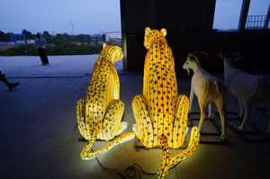 Праздничный большой фонарь в виде животного — мультяшный леопард для декораций в зоопарке, парке и на рождественской вечеринке в саду - Product Image 4