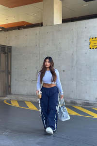 Pantalon large imperméable en nylon bleu marine avec taille élastique, détail nœud latéral et rayures contrastées pour femme - Fournisseur OEM - Product Image 5