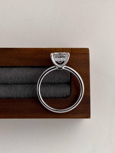 แหวนเพชรทรงเอเมอรัลด์ 3 กะรัต เพาะเลี้ยงในห้องปฏิบัติการ รับรองโดย IGI สี D ความสะอาด VVS1 ทองคำขาว 14K แหวนหมั้นประดับเพชรด้านข้าง - Product Image 4