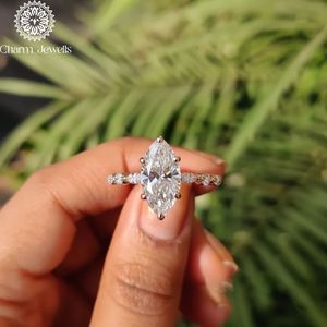 Anillo de Compromiso Charm Jewells con Moissanita Corte Cojín Certificada IGI, Chapado en Oro de 18K, Engaste de Garras, Anillo de Boda Clásico para Mujer, 3g - Product Image 6