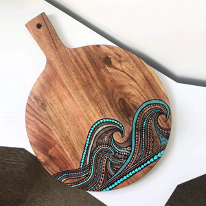 Planche à découper ronde en bois avec motifs complexes de vagues océaniques sculptés à la main et accents turquoise vibrants pour couper les légumes - Product Image 3