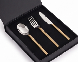 Ensemble de couverts minimalistes avec poignées dorées et têtes en acier inoxydable poli miroir, compatibles lave-vaisselle, pour mariage et repas. - Product Image 6