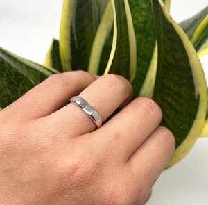 Bague en argent sterling 925 en forme de V, ajustable, ouverte, faite à la main, bijoux minimalistes pour femmes - Product Image 1