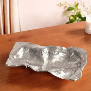 Bol central en aluminium texturé argenté fait main, design abstrait moderne, plateau à fruits pour cadeau de mariage et décoration de table - Product Image 5