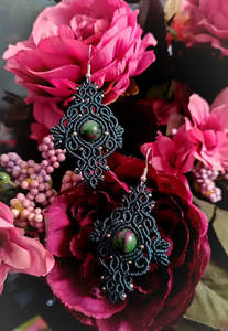 Boucles d'oreilles pendantes en macramé noir faites à la main avec rubis zoïsite, style bohème chic, bijoux en pierre précieuse Anyolite cabochon, vente en gros - Product Image 3