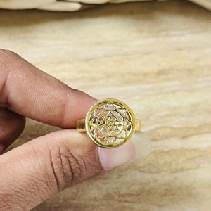 Nouvelle arrivée : Bague signet Sri Yantra, mandala en laiton pour femmes, plaqué or 18 carats, bijoux de géométrie sacrée, vente en gros/OEM/ODM - Product Image 3