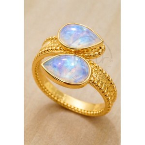 Elegante Anillo Bypass Chapado en Oro con Piedras de Luna Arcoíris en Forma de Pera y Banda Texturizada con Cuentas, Diseño de Paz, Joyería Clásica Unisex - Product Image 3